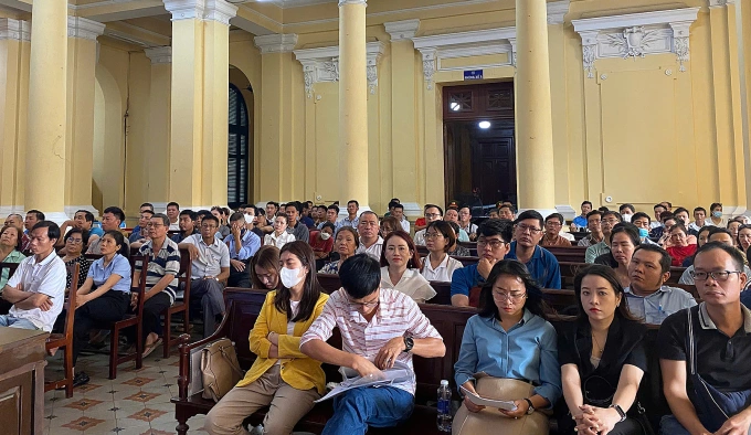 Hàng trăm bị hại đến dự phiên tòa. Ảnh: Hải Duyên