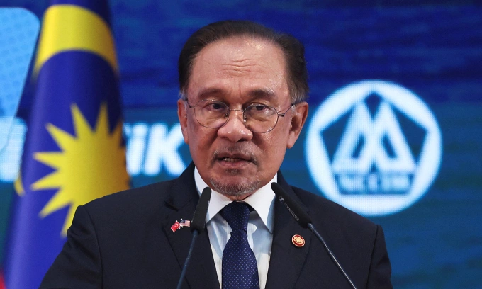 Thủ tướng Malaysia Anwar Ibrahim trong họp báo tại Putrajaya, Malaysia ngày 11/2. Ảnh: Reuters