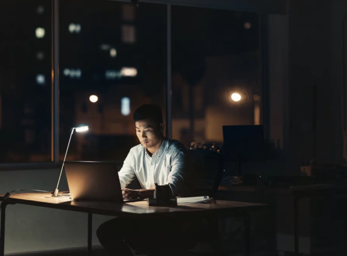 Công việc không dừng sau cánh cửa nhà là tình trạng phổ biến của người lao động hiện đại. Ảnh: SCMP
