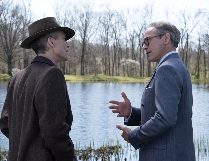 Robert Downey Jr. (phải) và Cillian Murphy trong Oppenheimer- bộ phim đại thắng 7 giải Oscar, cả hai diễn viên trong ảnh đều thắng giải. Ảnh: Oppenheimer