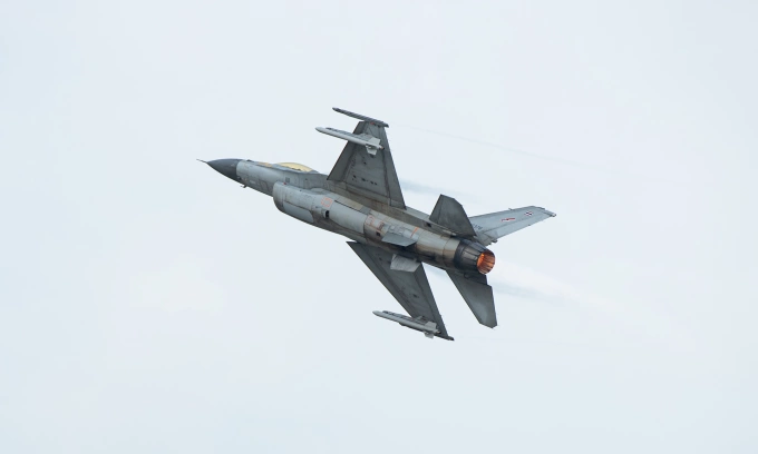 Tiêm kích F-16 Thái Lan bay trình diễn tại Bangkok hồi tháng 3. Ảnh: Reuters
