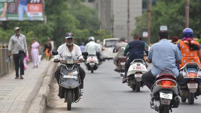 Người đàn ông chạy xe máy ngược chiều tại Punekar, bang Maharashtra. Ảnh: Hindustan Times