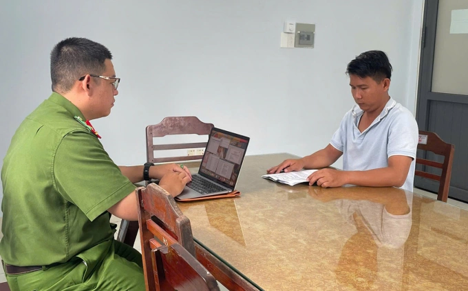 Nguyễn Tài Linh tại cơ quan điều tra. Ảnh: Công an Cần Thơ