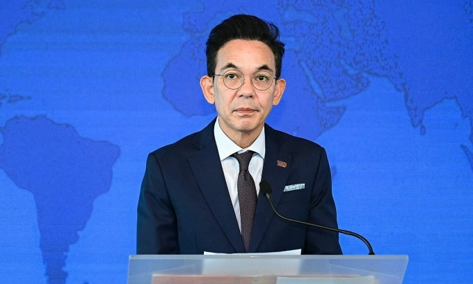 Người phát ngôn Nikorndej Balankura trong cuộc họp báo vào tháng 6. Ảnh: Thai PBS