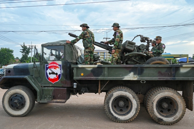 Binh sĩ Campuchia đứng cạnh súng phòng không trên xe tải quân sự ở tỉnh Oddar Meanchey ngày 25/7. Ảnh: AFP