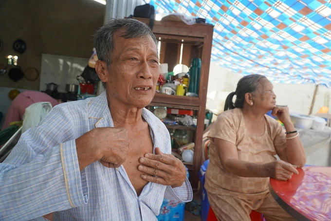 Ông Dễ chỉ phần ngực bị đè trúng trong khi vợ ông bị bầm phần má, đầu. Ảnh: Ngọc Tài