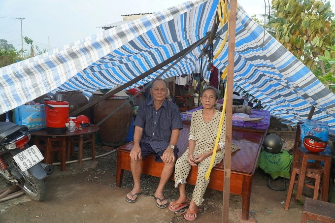 Căn nhà bị giông cuốn mất vợ chồng ông Tư cất tạm căn chòi chờ xây nhà mới. Ảnh: Ngọc Tài