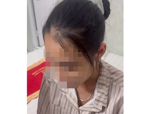 Nữ sinh được cảnh sát giải cứu tại một phòng khách sạn. Ảnh: Nhật Vy