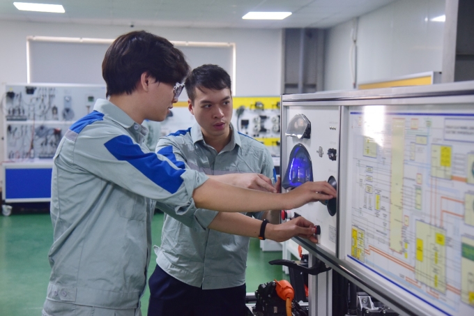 Xưởng thực hành ô tô của USTH. Ảnh: USTH