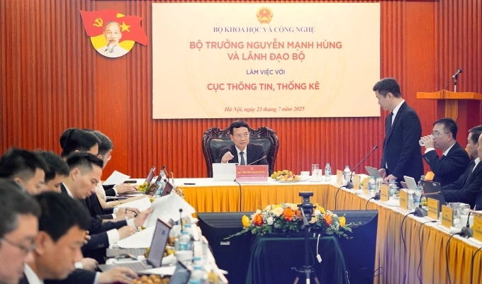 Bộ trưởng Nguyễn Mạnh Hùng làm việc với Cục Thông tin, thống kê, chiều 23/7. Ảnh: