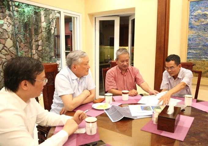 Phó thủ tướng Nguyễn Hòa Bình cùng anh Nguyễn Xuân Thắng (thứ ba từ trái sang) và anh Lâm Hồng Tiên (thứ tư từ trái sang) trong hành trình Đi tìm liệt sỹ. Ảnh: Nguyễn Hoàng