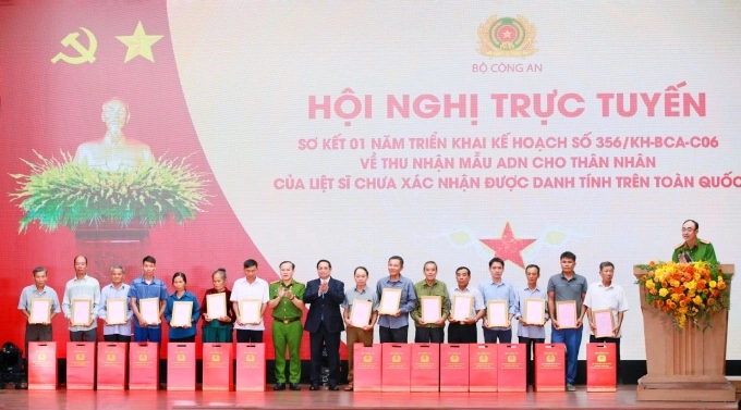 Thủ tướng Phạm Minh Chính trao thông báo kết quả giám định ADN hài cốt liệt sĩ cho đại diện gia đình liệt sĩ. Ảnh: T. Chiêu