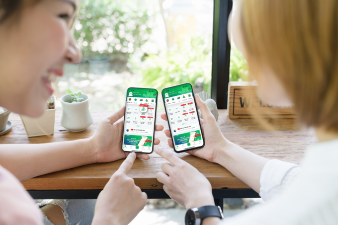 Khách hàng trẻ tìm hiểu giải pháp tài chính cho dòng tiền nhàn rỗi trong ngắn hạn từ VPBank. Ảnh: VPBank