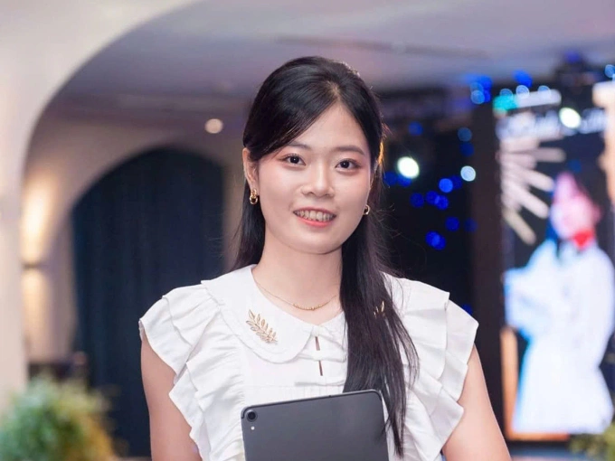 Nguyễn Lê Khánh Linh làm MC tại một sự kiện ở trường. Ảnh: Nhân vật cung cấp