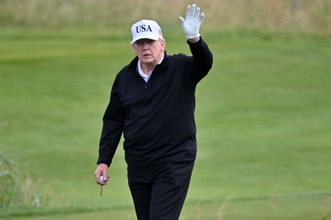 Tổng thống Mỹ vẫy tay chào phóng viên khi đang chơi golf ở câu lạc bộ Trump Turnberry tại Scotland ngày 26/7. Ảnh: AFP