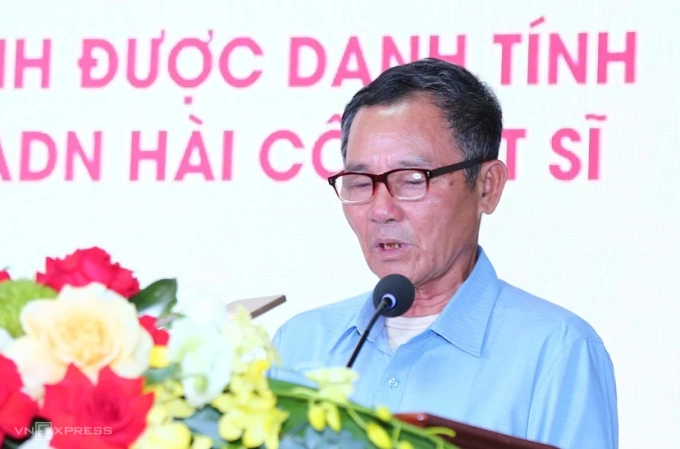 Ông Trịnh Văn Lai xúc động khi gia đình vừa được báo tin đã tìm được phần mộ anh trai Trịnh Văn Hai. Ảnh: Lê Hoàng