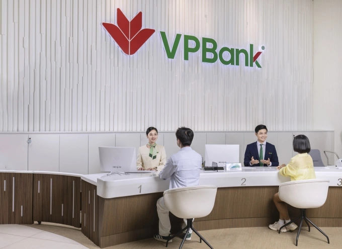 Khách hàng giao dịch tại trụ sở VPBank. Ảnh: VPBank