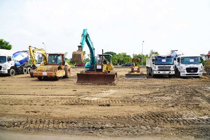 Máy móc thực hiện nghi thức khởi công dự án. Ảnh: Hoàng Nam