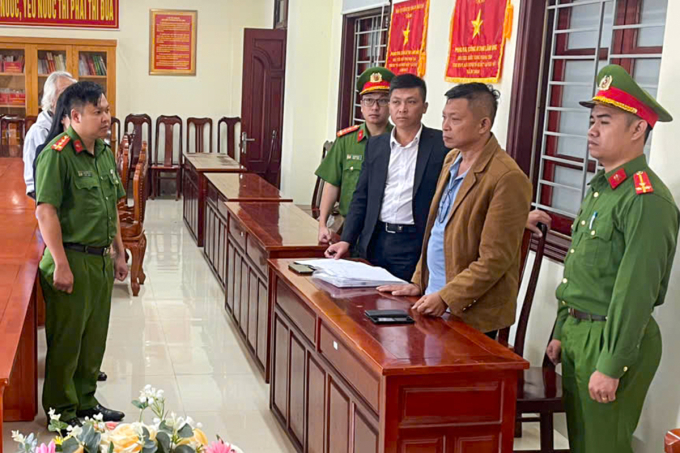 Ông Hùng (thứ 2 từ bên phải) khi cơ quan điều tra công bố quyết định tạm giam. Ảnh: Lê Tiến