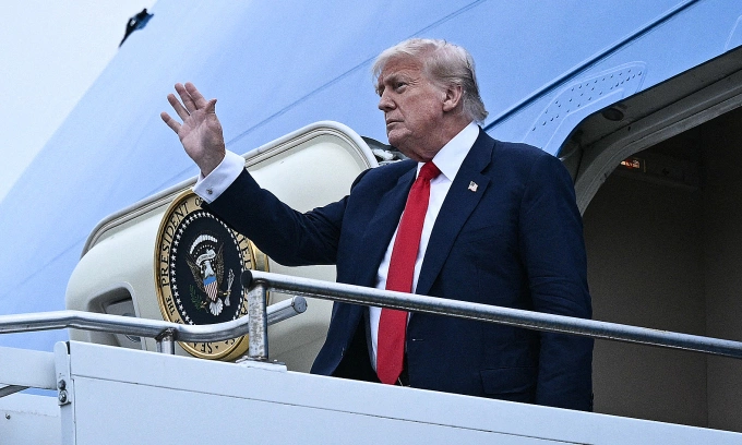 Ông Trump hạ cánh xuống sân bay Glasgow, Scotland, ngày 25/7. Ảnh: AFP