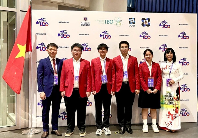 Đội tuyển IBO 2025 (từ trái sang): PGS.TS. Đinh Đoàn Long (trưởng đoàn); các học sinh Nguyễn Lương Thái Duy, Nguyễn Hữu Thành, Bùi Hoàng Đại Dương, Lê Hoàng Kiều Anh; PGS.TS Lê Thị Phương Hoa, Phó Trưởng đoàn. Ảnh: MOET