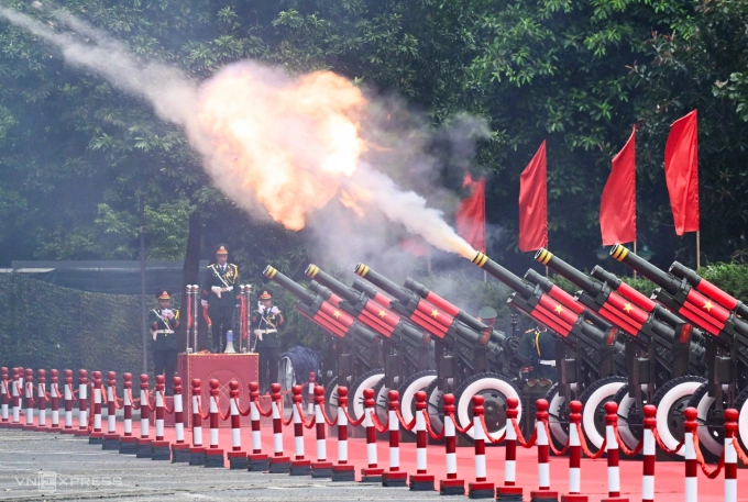 Dàn đại bác khai hỏa tại Hoàng thành Thăng Long trong lễ đón tổng thống Putin, tháng 6/2024. Ảnh: Việt Trung