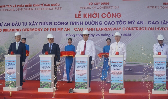 Nghi thức bấm nút khởi công cao tốc Mỹ An - Cao Lãnh. Ảnh: Ngọc Tài