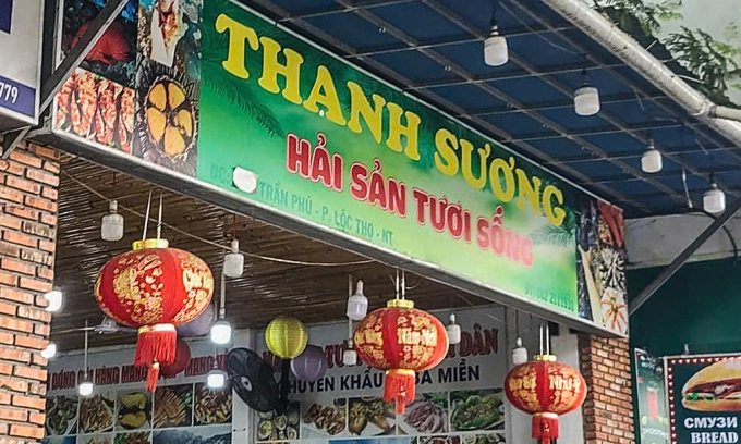 Biển hiệu quán hải sản bị làm mờ phần số ở địa chỉ. Ảnh: Hoàng Thảo