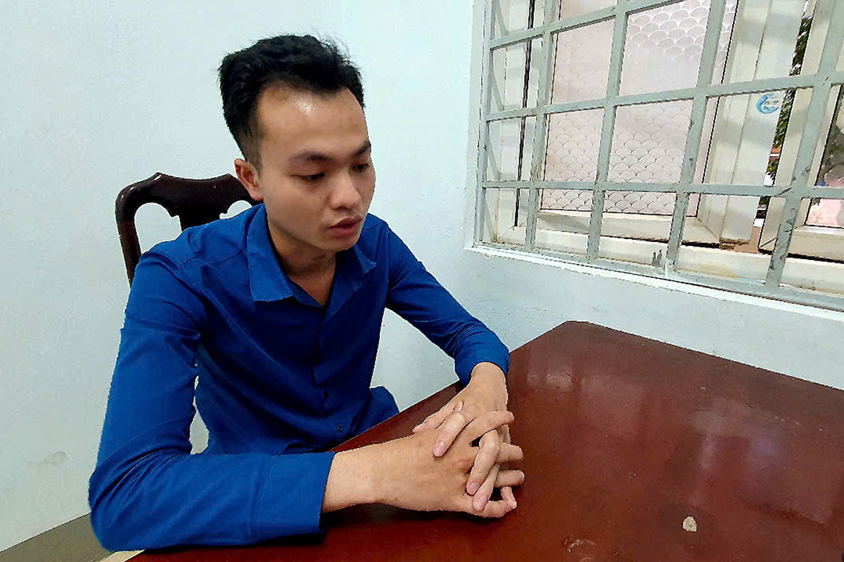 Dụ dỗ phụ nữ gọi video khỏa thân để 'làm phép'