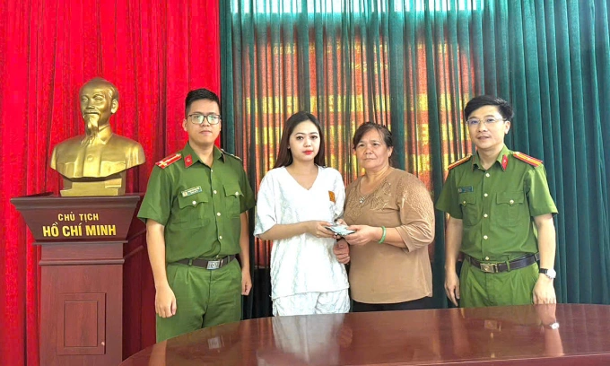 Chị Trang trả lại cọc tiền 45 triệu đồng cho người phụ nữ. Ảnh: Hồng Trần