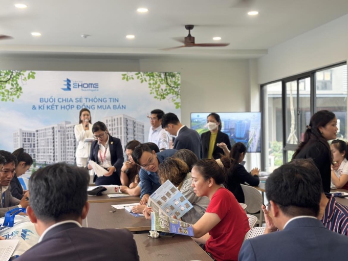 Môi giới bất động sản tư vấn khách hàng tại một dự án ở TP HCM. Ảnh: Phương Uyên