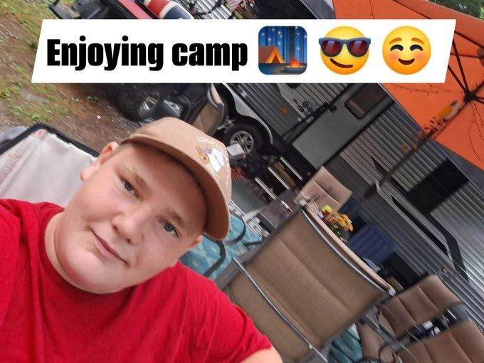 Deven Young, 17 tuổi, đăng ảnh tận hưởng chuyến cắm trại. Ảnh: Facebook