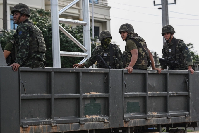 Xe tải quân sự chở binh sĩ Quân đội Hoàng gia Thái Lan tại tỉnh Si Sa Ket, ngày 26/7. Ảnh: AFP