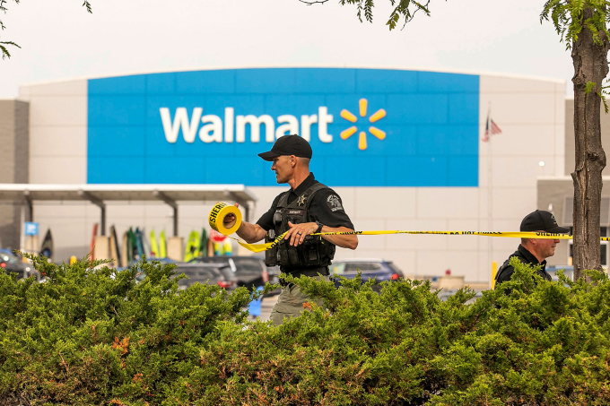 Cảnh sát phong tỏa hiện trường vụ đâm dao tại siêu thị Walmart, thành phố Traverse, bang Michigan, Mỹ, ngày 26/7. Ảnh: AP