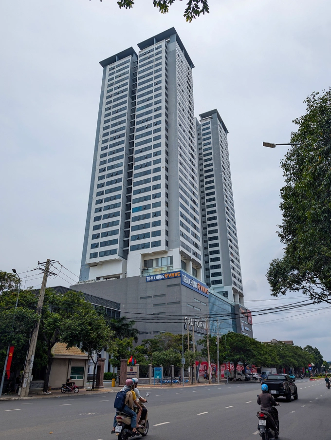 Chung cư Lapen Center ở mặt tiền đường 30 Tháng 4, trung tâm TP Vũng Tàu cũ. Ảnh: Trường Hà