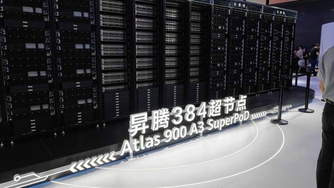 Hệ thống CloudMatrix 384 của Huawei. Ảnh: MyDriver