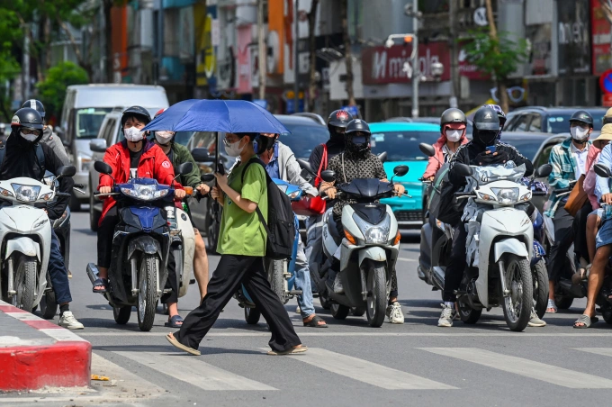 Người Hà Nội tham gia giao thông trong điều kiện nắng nóng. Ảnh: Giang Huy