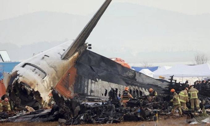 Hiện trường vụ tai nạn máy bay của hãng hàng không Jeju Air tại sân bay Muan, Hàn Quốc, ngày 31/12/2024. Ảnh: Reuters