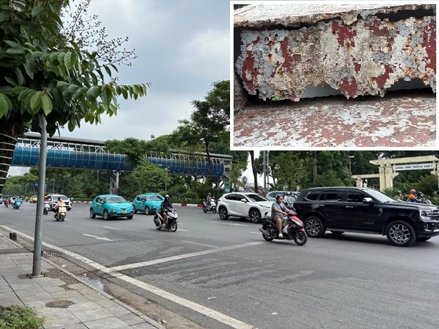 Cầu vượt cho người đi bộ trước cổng công viên Thống Nhất bị hoen rỉ. Ảnh: nhân vật cung cấp.