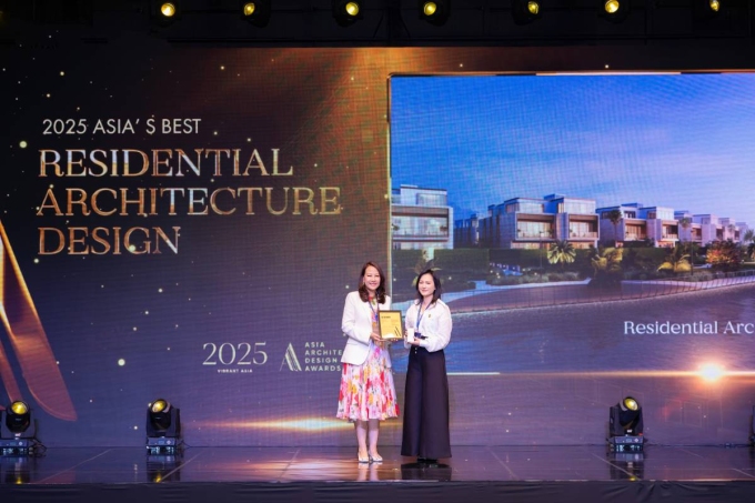 Đại diện khu dinh thự hàng hiệu The Rivus (phải) nhận giải Thiết kế kiến trúc nhà ở xuất sắc châu Á 2025. Ảnh: Masterise Homes