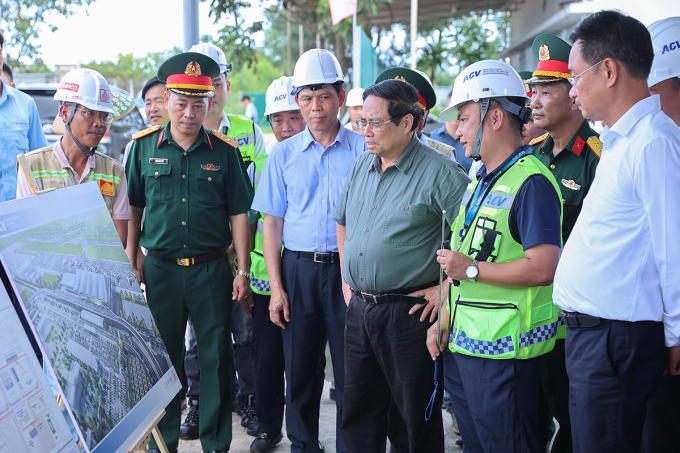 Thủ tướng nghe báo cáo dự án xây dựng hhà ga T2 hành khách và mở rộng sân đỗ máy bay cảng hàng không Đồng Hới. Ảnh: Nhật Bắc