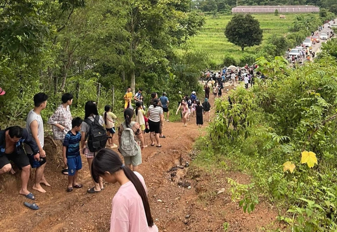 Người dân các xã vùng hạ du chạy lên núi sau khi nghe tin vỡ đập thủy điện Bản Vẽ, chiều 27/7. Ảnh: Hùng Lê