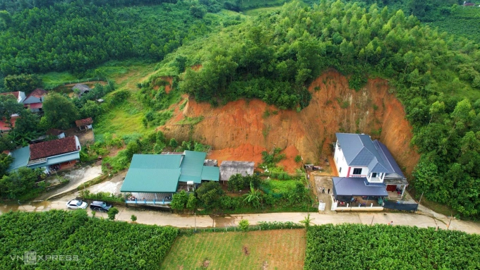 Một số căn nhà ở thôn Mít Đồng Sống, xã ba Vì nằm sát vị trí sạt lở. Ảnh: Văn Lộc