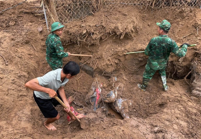 Bộ đội cùng người dân bới đất tìm tài sản sau sạt lở đất tại xã Mỹ Lý, huyện Kỳ Sơn cũ, ngày 26/7. Ảnh: Hùng Lê