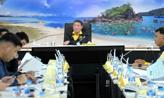 Quyền Thủ tướng Thái Lan Phumtham Wechayachai họp với các quan chức chính quyền và địa phương khi tới tỉnh Trat ngày 27/7. Ảnh: Nation