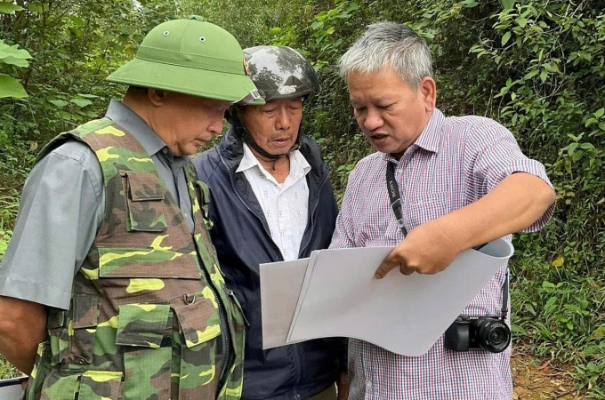 Ông Nguyễn Xuân Thắng (bên phải) trong lần tham gia tìm kiếm liệt sĩ ở An Hoà, Quảng Nam (cũ). Ảnh: Nhân vật cung cấp