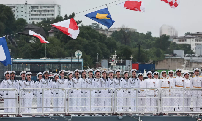 Thủy thủ và sĩ quan hải quân Nga trong lễ duyệt binh tại Vladivostok tháng 7/2024. Ảnh: RIA Novosti