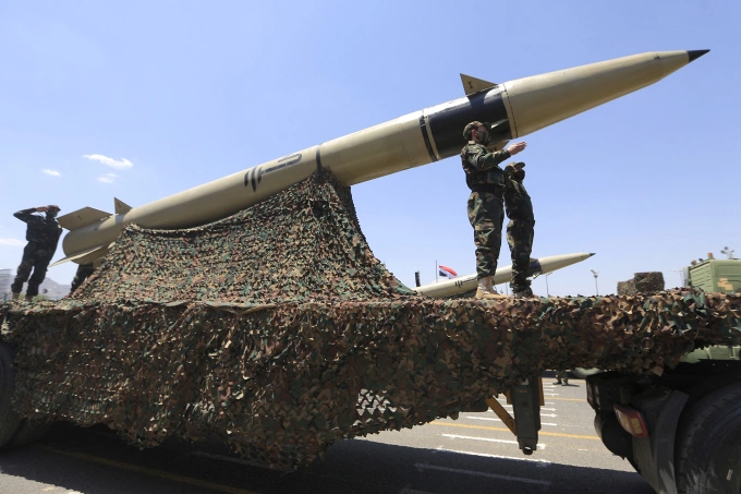 Tên lửa của Houthi tại cuộc diễu binh ở Sanaa, Yemen tháng 9/2023. Ảnh: AFP