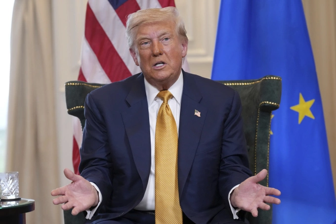 Tổng thống Trump trong cuộc gặp Chủ tịch Ủy ban châu Âu tại Turnberry, Scotland ngày 27/7. Ảnh: AP