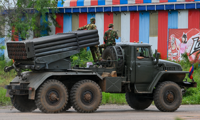 Pháo phản lực BM-21 của Campuchia tại tỉnh Oddar Meanchey hôm 27/7. Ảnh: AFP